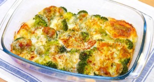 Zapečená brokolice se sýrem mozzarella podávaná s brambory Zapečená brokolice se sýrem mozzarella podávaná s brambory
