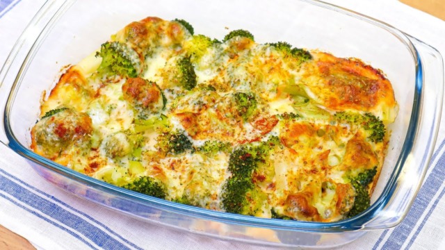 Zapečená brokolice se sýrem mozzarella podávaná s brambory Zapečená brokolice se sýrem mozzarella podávaná s brambory
