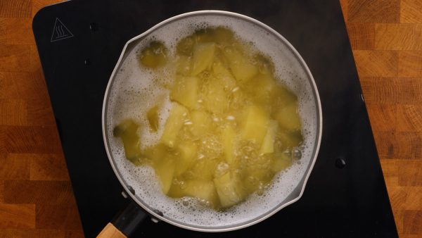 Opékaný pita chléb plněný bramborovou směsí se šunkou a sýrem - to je pochoutka!