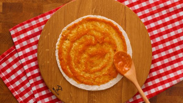 Opékaný pita chléb plněný bramborovou směsí se šunkou a sýrem - to je pochoutka!