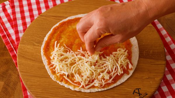 Opékaný pita chléb plněný bramborovou směsí se šunkou a sýrem - to je pochoutka!