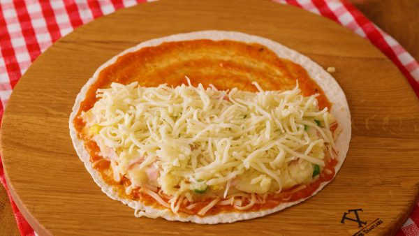 Opékaný pita chléb plněný bramborovou směsí se šunkou a sýrem - to je pochoutka!