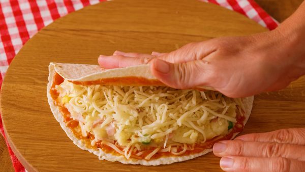 Opékaný pita chléb plněný bramborovou směsí se šunkou a sýrem - to je pochoutka!