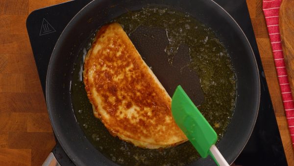 Opékaný pita chléb plněný bramborovou směsí se šunkou a sýrem - to je pochoutka!