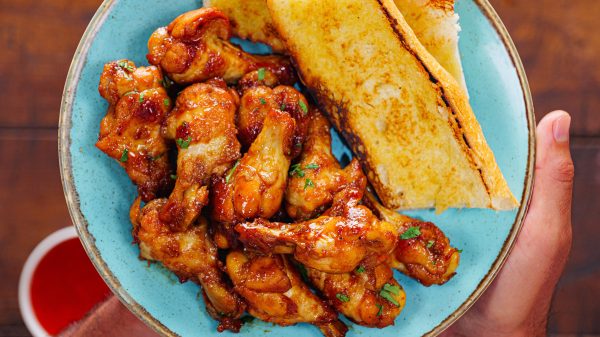 Jednoduché a rychlé občerstvení - Medová kuřecí křidélka z pánve