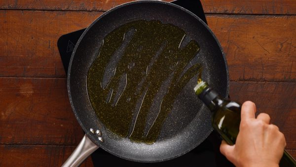 Jednoduché a rychlé občerstvení - Medová kuřecí křidélka z pánve