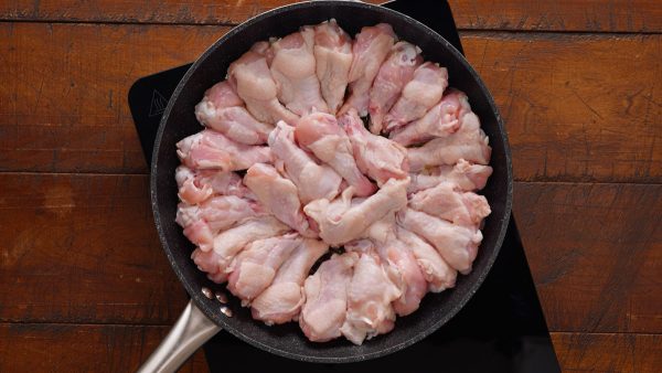 Jednoduché a rychlé občerstvení - Medová kuřecí křidélka z pánve