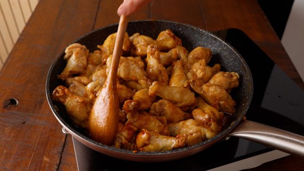 Jednoduché a rychlé občerstvení - Medová kuřecí křidélka z pánve