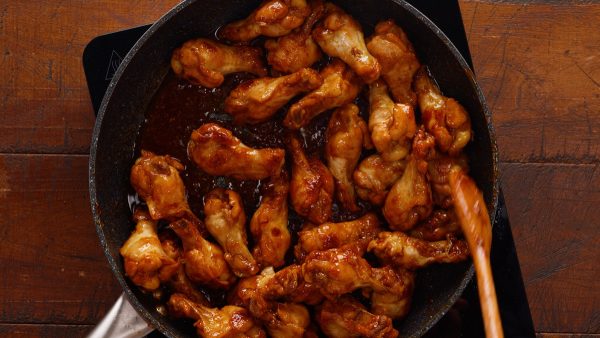 Jednoduché a rychlé občerstvení - Medová kuřecí křidélka z pánve