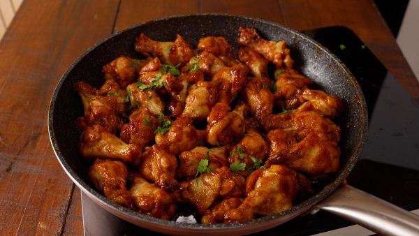 Jednoduché a rychlé občerstvení - Medová kuřecí křidélka z pánve