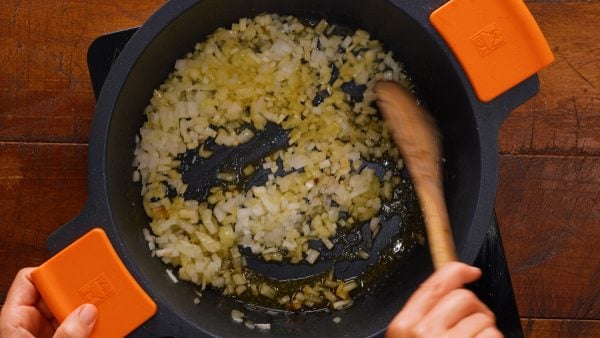 Kuřecí stehna na šťavnatém zeleninovém rizotu z jednoho hrnce - dokonalá kombinace chuti