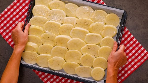 Bramborová roláda se šunkou a sýrem - recept krok za krokem!