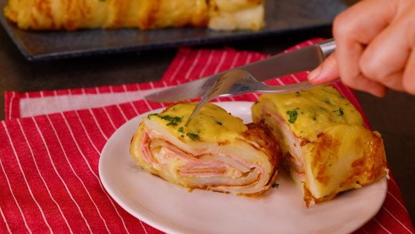 Bramborová roláda se šunkou a sýrem - recept krok za krokem!