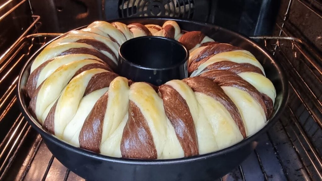 Báječná dvoubarevná bábovka s nutellou a oříšky- Ideální k horkému čaji!