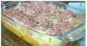 Labužnické brambory se zakysanou smetanou, mozzarellou a šunkou: Schovají do kapsy i tradiční francouzáky