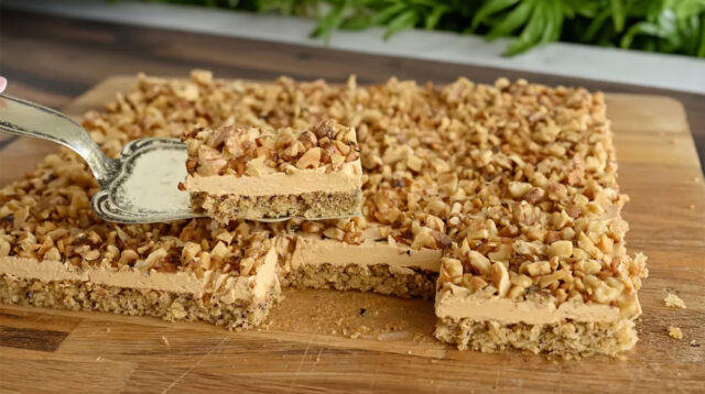 Jednoduchý, ale lahodný ořechový koláč s krémem z kondenzovaného mléka