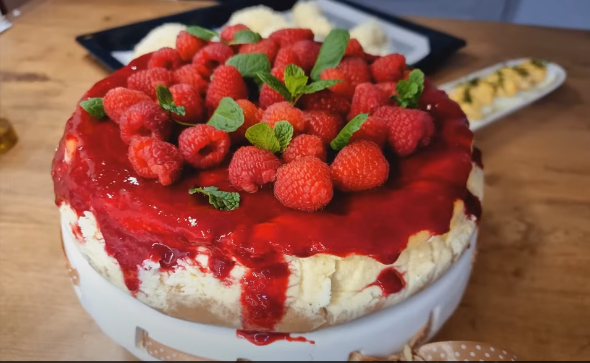 Oslnivý malinový cheesecake s tvarohem: Tajemství lehkosti a chuti!