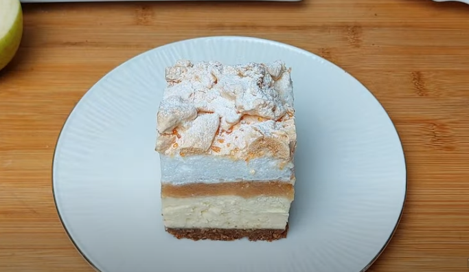 Tvarohový koláč z ovesných vloček s jablečným pyré a mascarpone