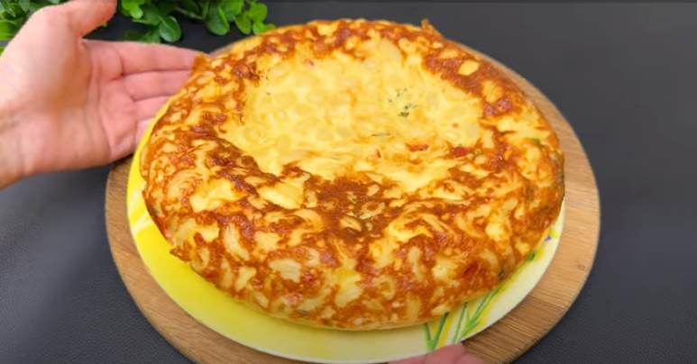 30-minutový recept na těstovinový koláč s rajčaty ve smetanové omáčce se sýrem - každý se ptá na recept!