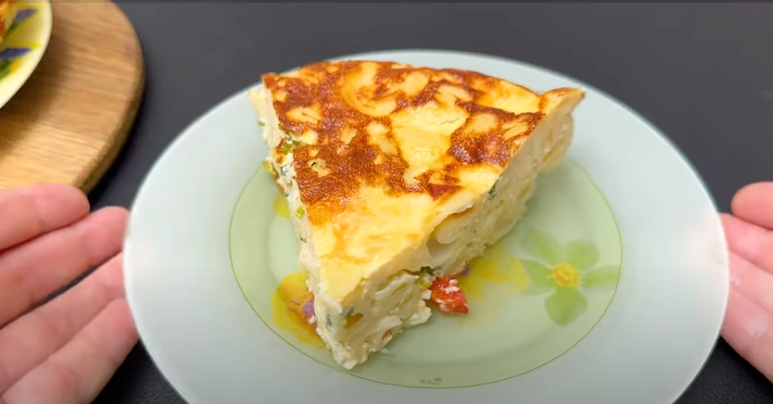 30-minutový recept na těstovinový koláč s rajčaty ve smetanové omáčce se sýrem - každý se ptá na recept!