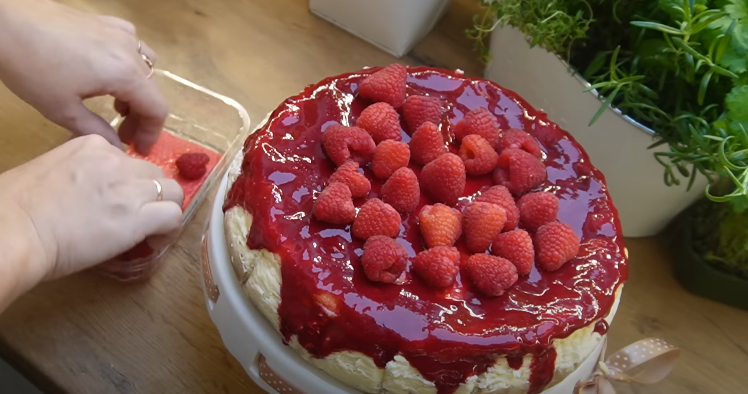 Oslnivý malinový cheesecake s tvarohem: Tajemství lehkosti a chuti!