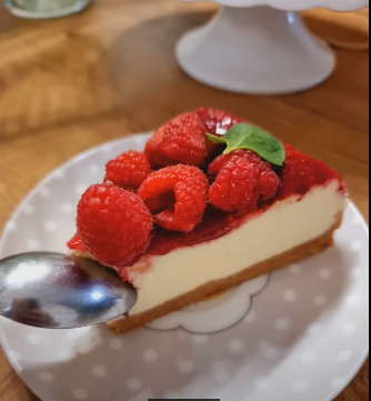 Oslnivý malinový cheesecake s tvarohem: Tajemství lehkosti a chuti!