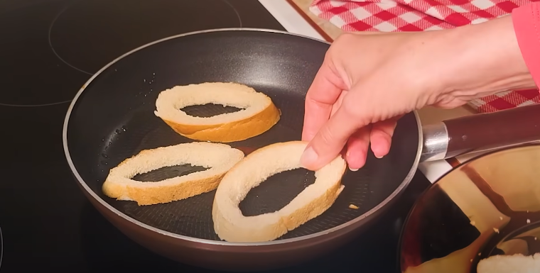 Báječná snídaně - Bageta zapečená s klobásou, sýrem a vejcem