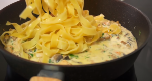 Krémové fettuccine s kuřecím masem a houbami – doplněné parmazánem jsou naprostou lahůdkou na talíři