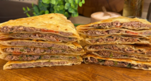 Zapečená tortilla plněná mletým masem, jarní cibulkou, rajčátky a sýrem