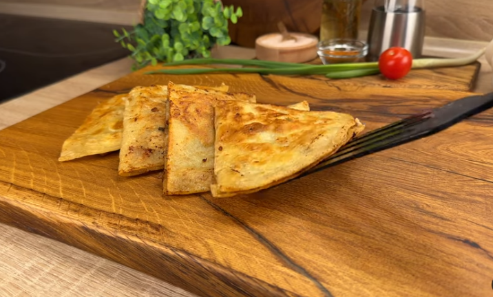 Zapečená tortilla plněná mletým masem, jarní cibulkou, rajčátky a sýrem