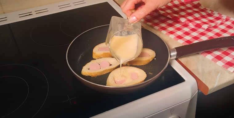 Báječná snídaně - Bageta zapečená s klobásou, sýrem a vejcem