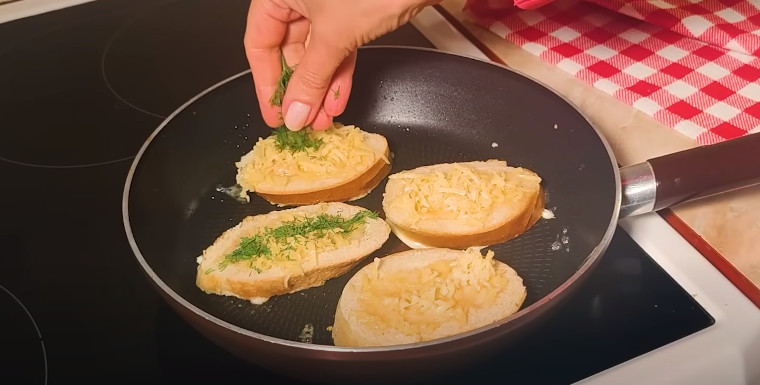 Báječná snídaně - Bageta zapečená s klobásou, sýrem a vejcem