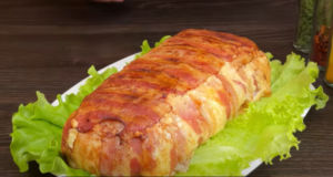 Netradiční slaninová roláda s bramborami, vepřovou panenkou, sýrem a vejcem