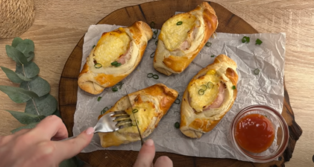 Rohlíčky z listového těsta plněné šunkou a sýrem Rohlíčky z listového těsta plněné šunkou a sýrem