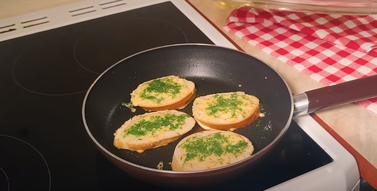 Báječná snídaně - Bageta zapečená s klobásou, sýrem a vejcem