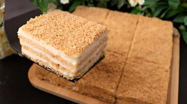 Nepečený sušenkový dezert se skořicí a kondenzovaným mlékem připraven během chvilky