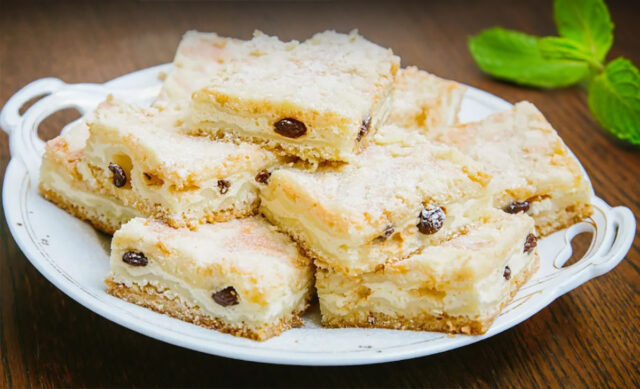 Vyzkoušejte tento křehký švédský kokosový koláč s tvarohem a rozinkami