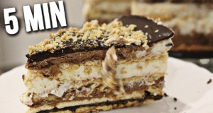 Sušenkový kinder bueno dezert s dvoubarevným krémem z mascarpone a čokolády Sušenkový kinder bueno dezert s dvoubarevným krémem z mascarpone a čokolády