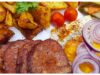 Babiččina sekaná: Klasický recept na šťavnatou sekanou s volským okem a bramborami