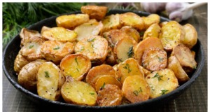 Recept na nejchutnější česnekové brambory: Vnitřek brambor je krásně krémový