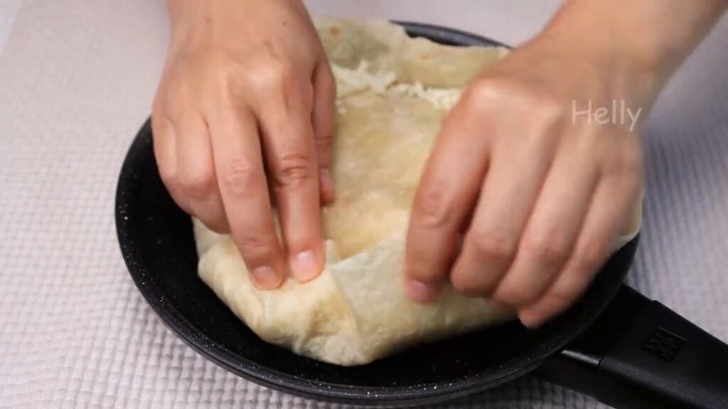 Zapečená tortilla s mletým masem a sýrem ve tvaru pizzy - Snadný a rychlý oběd!