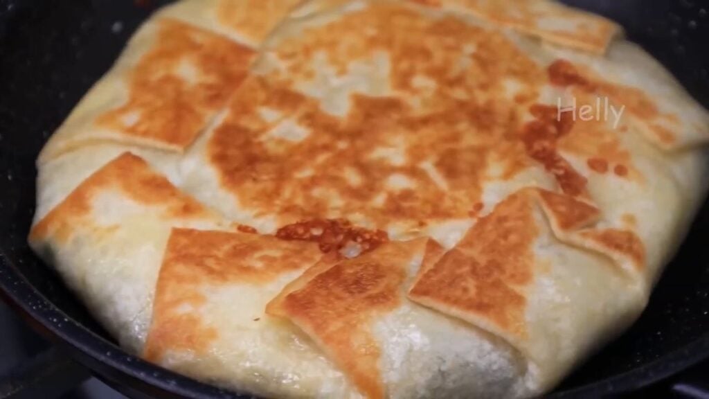 Zapečená tortilla s mletým masem a sýrem ve tvaru pizzy - Snadný a rychlý oběd!