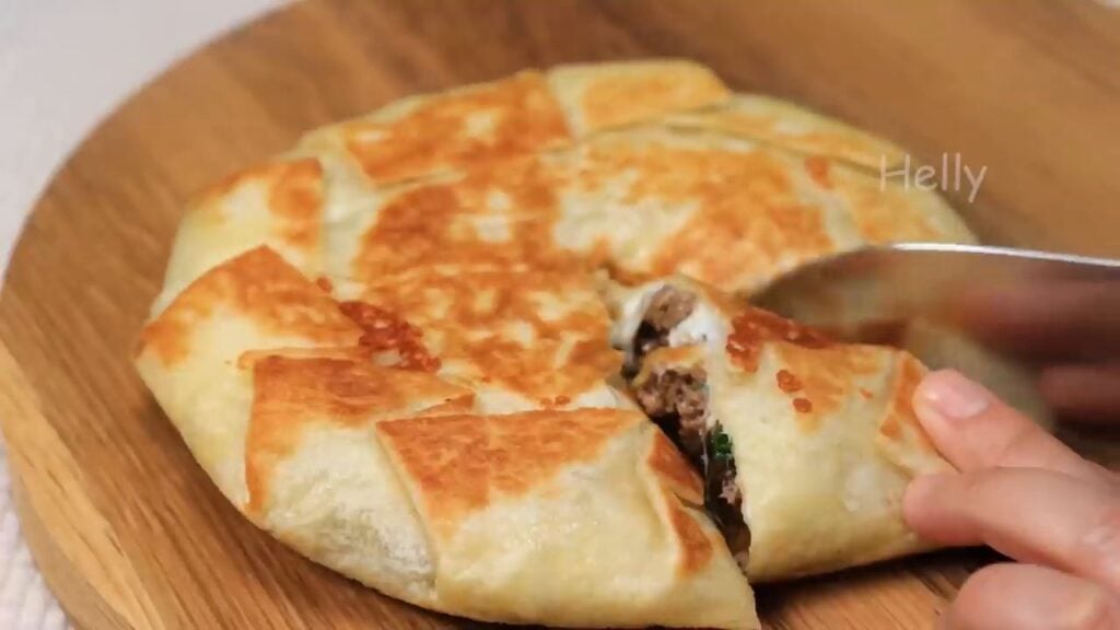 Zapečená tortilla s mletým masem a sýrem ve tvaru pizzy - Snadný a rychlý oběd!