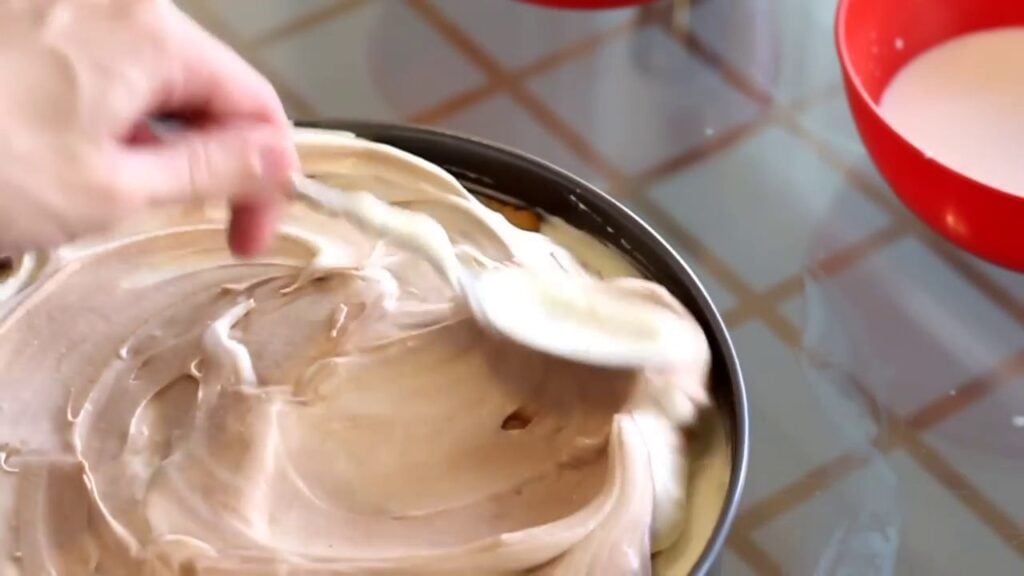 Sušenkový kinder bueno dezert s dvoubarevným krémem s mascarpone a čokoládou