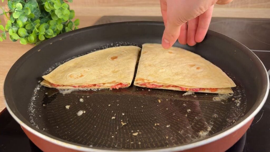 Zapečená tortilla plněná mletým masem, jarní cibulkou, rajčátky a sýrem