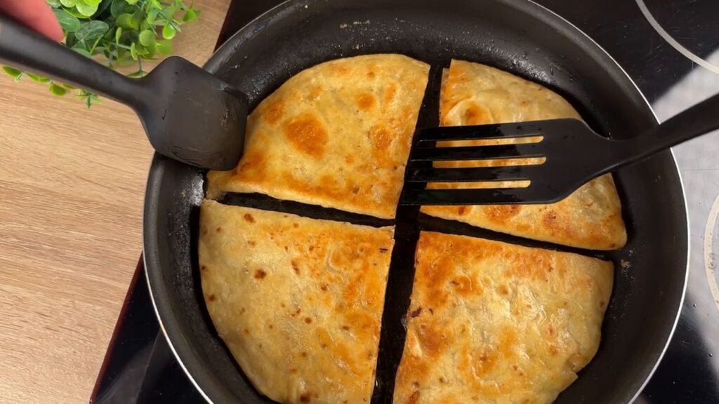 Zapečená tortilla plněná mletým masem, jarní cibulkou, rajčátky a sýrem