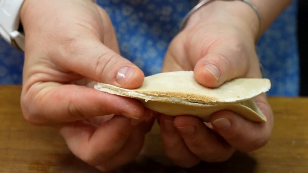 Křupavé taštičky z chleba plněné lahodnou směsí z tuňáka a kukuřice a sýrem