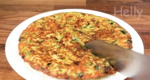 Křupavá brokolicová placka s vejci, zeleninou a sýrem ve tvaru pizzy