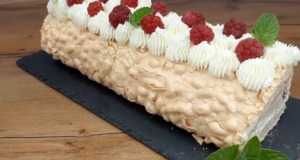 Bílkový dezert s krémem mascarpone a malinami Bílkový dezert s krémem mascarpone a malinami