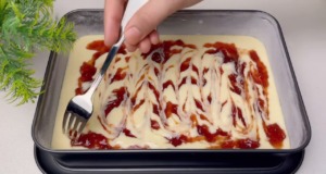 Lehoučký koláč z vanilkového jogurtu a marmelády Lehoučký koláč z vanilkového jogurtu a marmelády